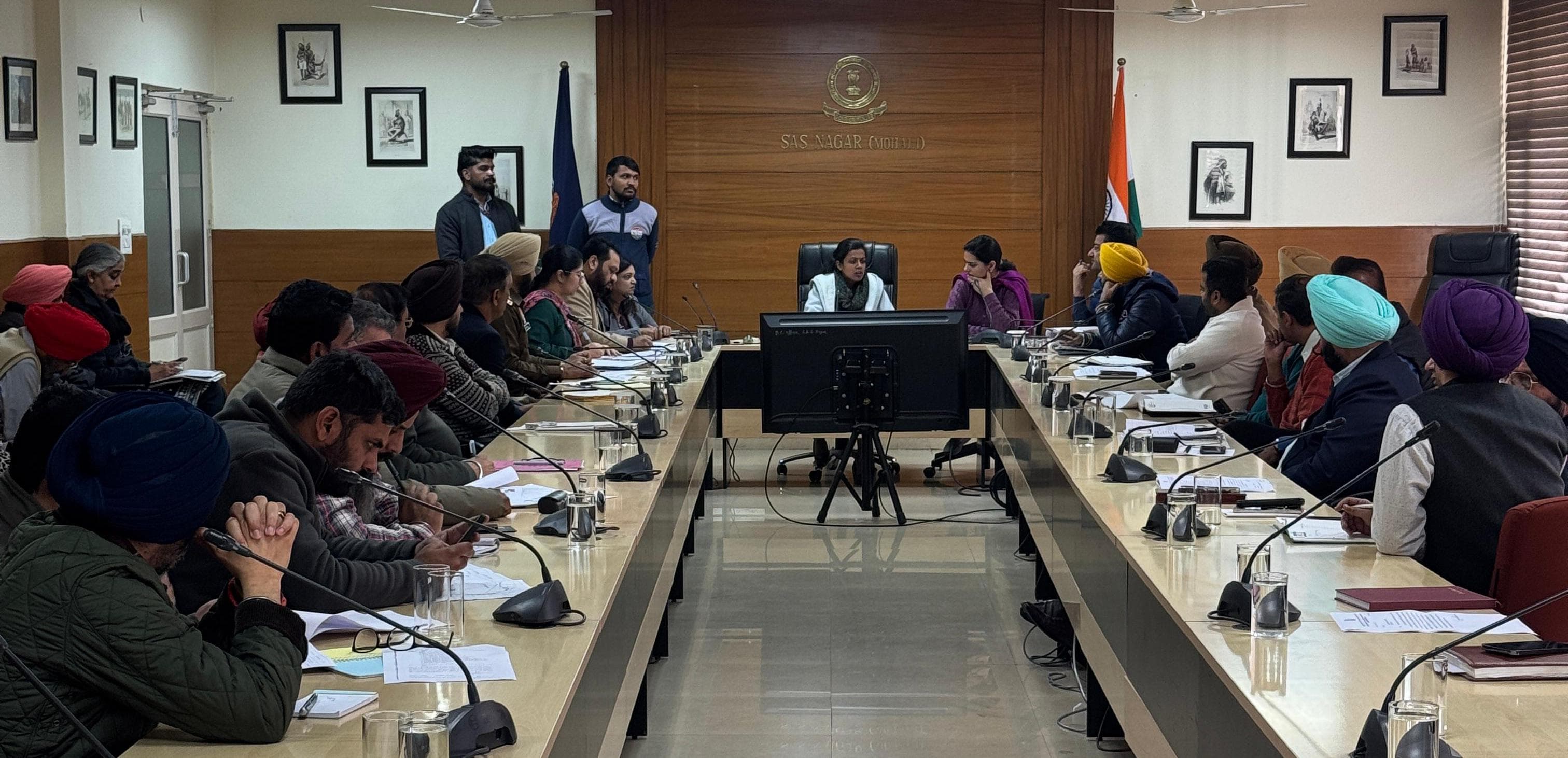 उपायुक्त ने उद्योगपतियों की समस्याओं के समाधान के लिए अधिकारियों के साथ समीक्षा बैठक की
